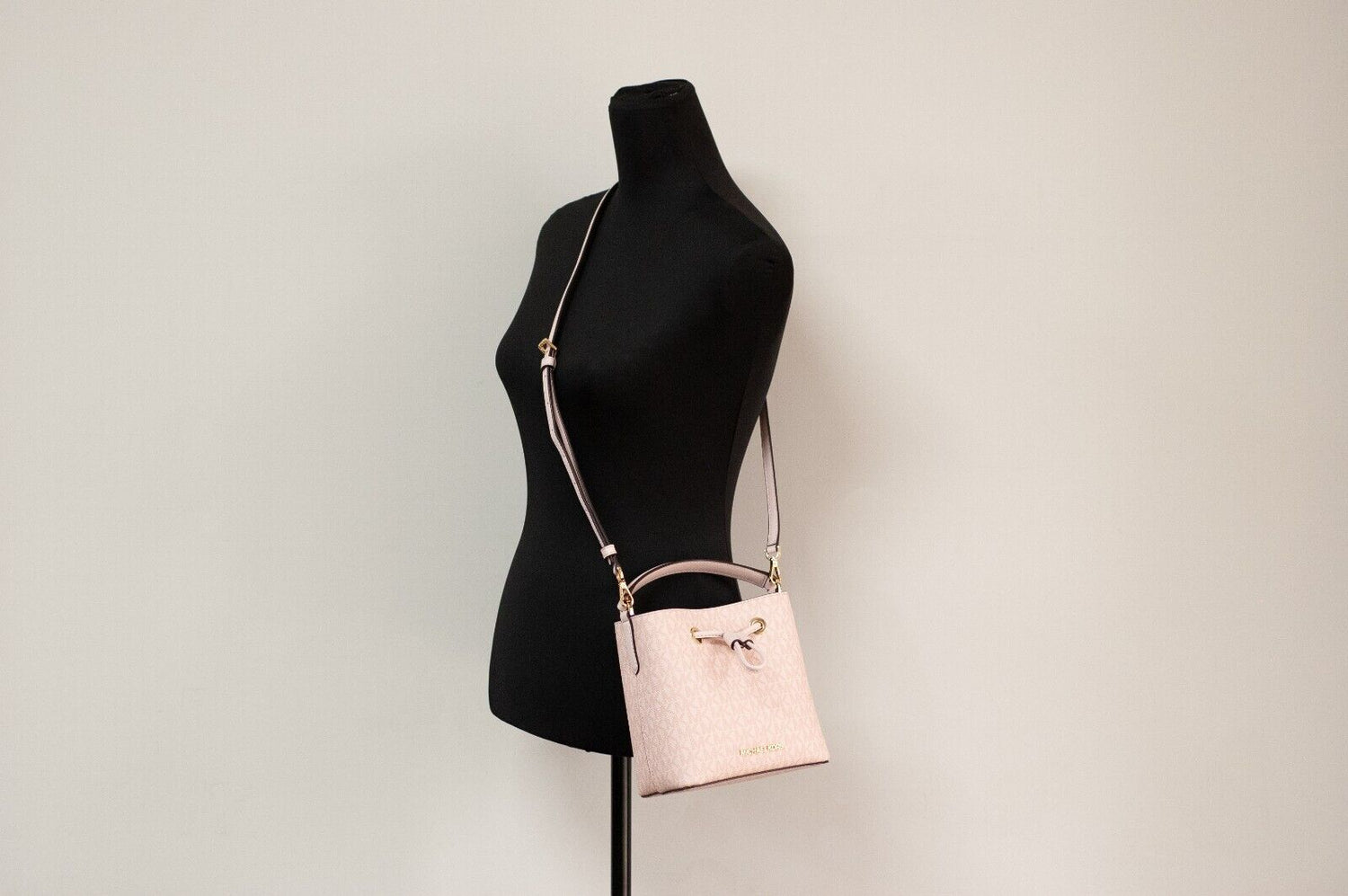 MICHAEL KORS SURI SMALL BUCKET CROSSBODY, Women's Fashion, Bags